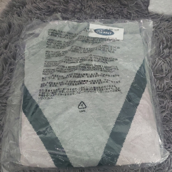 Brand new old navy sweater - small - Picture 2 of 3